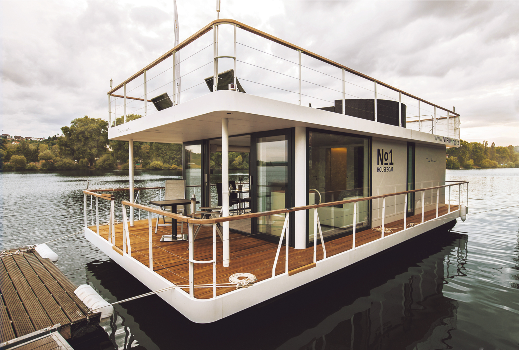 No1 Houseboat Home